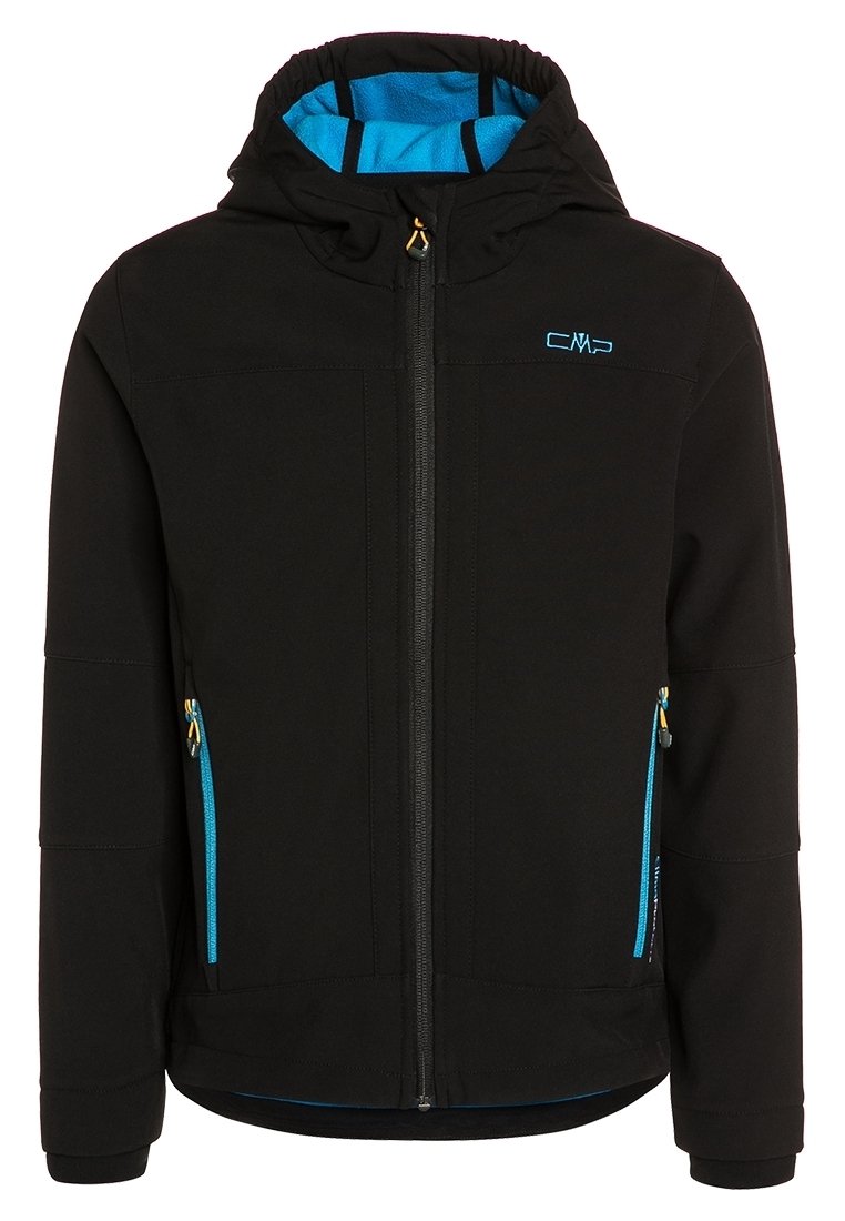Zwarte softshell jas met een blauwe binnenvoering, ritszakken en een verstelbare capuchon. Kenmerkt zich door een logo op de borst en contrasterende ritsen.