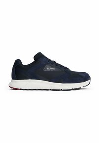 Zapatillas deportivas de un oscuro tono marino, confeccionadas con materiales de malla y ante, con lengüeta y acolchado en el collar, media suela blanca y suela de goma con agarre texturizado.