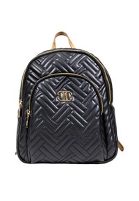 Zaino in pelle trapuntata nera con zip doppia in tono dorato, tasca frontale e manico superiore in tono marrone chiaro.