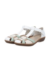 Sandales en cuir blanc et beige avec des accents vert menthe. Elles présentent un design tissé, un bout ouvert et une bordure cousue sur la semelle.