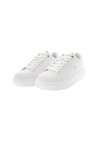 Zapatillas blancas hechas de material sintético suave, con punta redondeada, suela de goma, diseño de cordones y un pequeño detalle del logo.