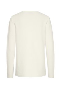 Maglia bianca a maniche lunghe con collo rotondo, caratterizzata da una texture a costine e una vestibilità rilassata. Senza cuciture visibili o decorazioni.