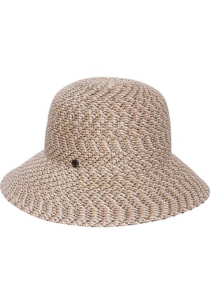 Beżowy pleciony kapelusz ze słomy z szerokim, rozkloszowanym rondem i małym czarnym detalem z logo po boku.