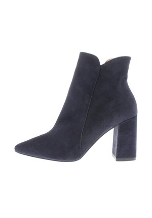 Schwarzer Wildleder-Stiefelette mit spitzer Zehenpartie und klobigem hohen Absatz, glattem Obermaterial und seitlichem Reißverschluss.