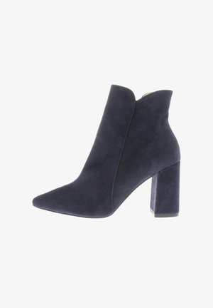 Schwarzer Wildleder-Stiefelette mit spitzer Zehenpartie und klobigem hohen Absatz, glattem Obermaterial und seitlichem Reißverschluss.