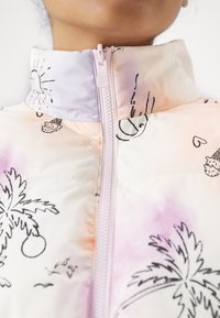 Pūstas užtrauktukas su aukštu apykakle, puoštas pastelinių spalvų t-shirt raštu ir tropinių palmės bei ledų motyvais juodais kontūrais.