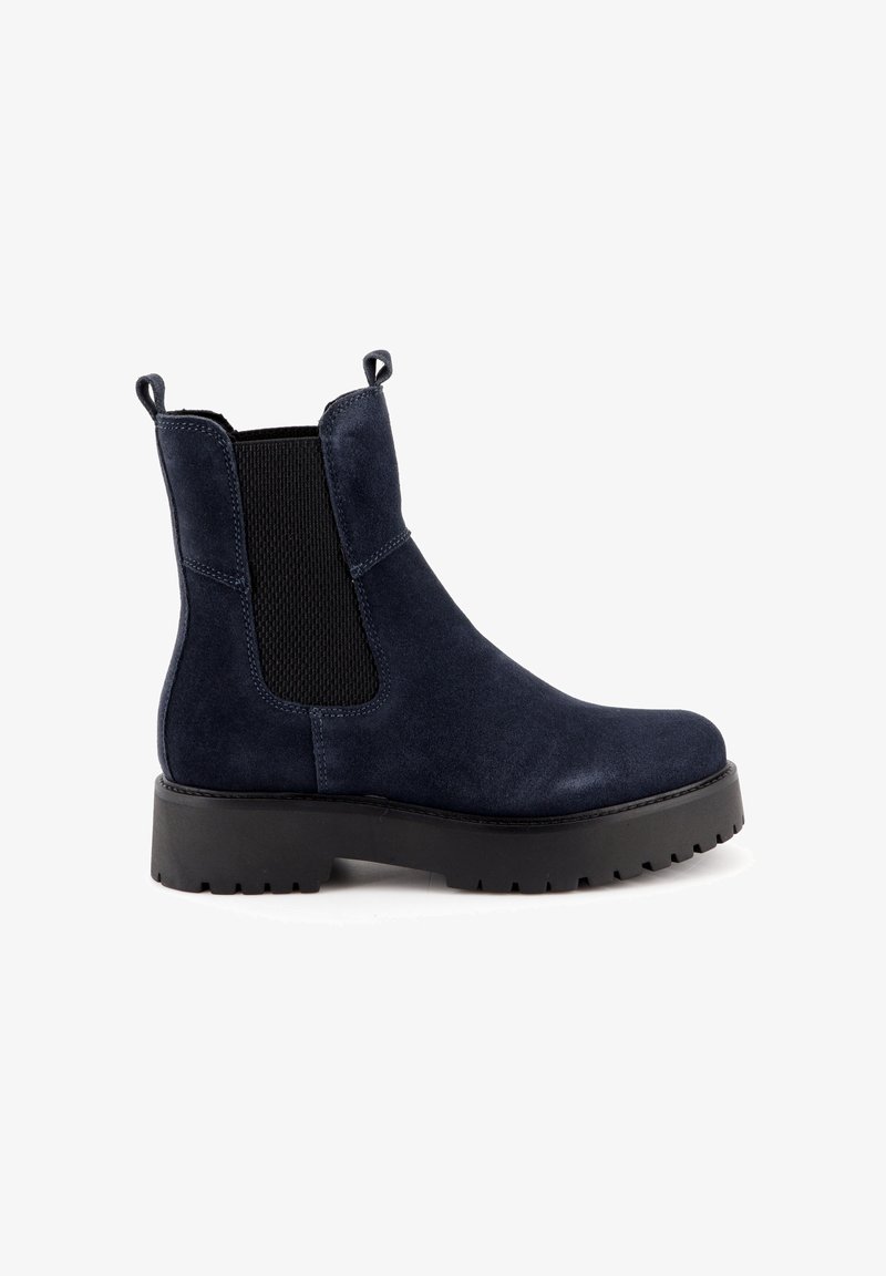 Stivaletti alla caviglia in suede blu navy con pannelli laterali elasticizzati, punta rotonda e suola in gomma nera spessa per trazione. Tab di apertura sul retro.