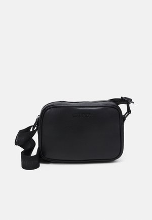 Sac bandoulière rectangulaire noir avec sangle réglable, logo Valentino discret embossé à l'avant, et fermeture éclair sur le dessus.