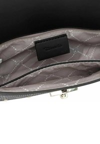 Borsa nera strutturata con un'esterno liscio, fodera a motivo grigio chiaro e una chiusura in argento. L'interno presenta tasche per l'organizzazione.