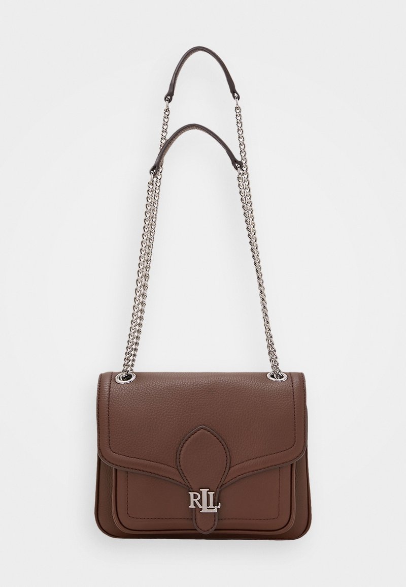 Brązowa skórzana torba na ramię z klapką, srebrnymi łańcuszkami oraz detalem z logo. Posiada fakturowaną powierzchnię i gładkie krawędzie.