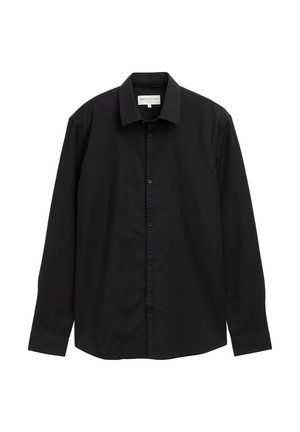 Camisa de manga larga negra hecha de tejido suave, con un cuello clásico y cierre de botones, adornada con un logo discreto en el área del pecho izquierdo.