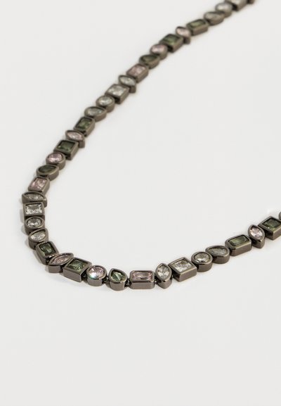 Halskæde med rektangulære og ovalformede sten i lyserøde, grønne og klare nuancer, sat i en mørk metalramme. Glat tekstur, geometrisk design.