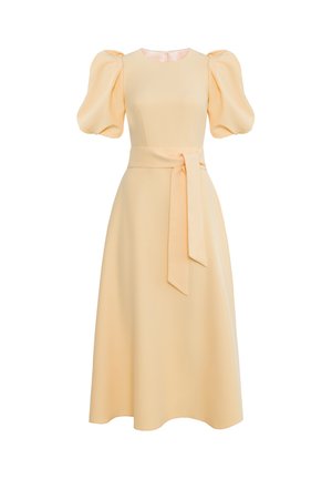 Sukienka do kolan z bufkami w miękkim żółtym materiale. Posiada dopasowaną górę, pasek w talii oraz rozkloszowaną spódnicę, co tworzy zorganizowaną sylwetkę.