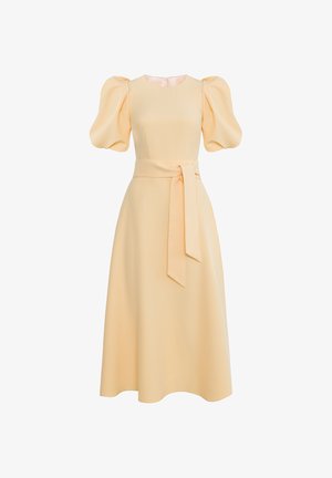 Sukienka do kolan z bufkami w miękkim żółtym materiale. Posiada dopasowaną górę, pasek w talii oraz rozkloszowaną spódnicę, co tworzy zorganizowaną sylwetkę.