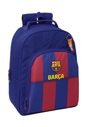 Sac à dos à rayures bleues et rouges avec le blason du FC Barcelone et le texte jaune "BARÇA" sur la poche avant, comportant plusieurs zips et des bretelles rembourrées.