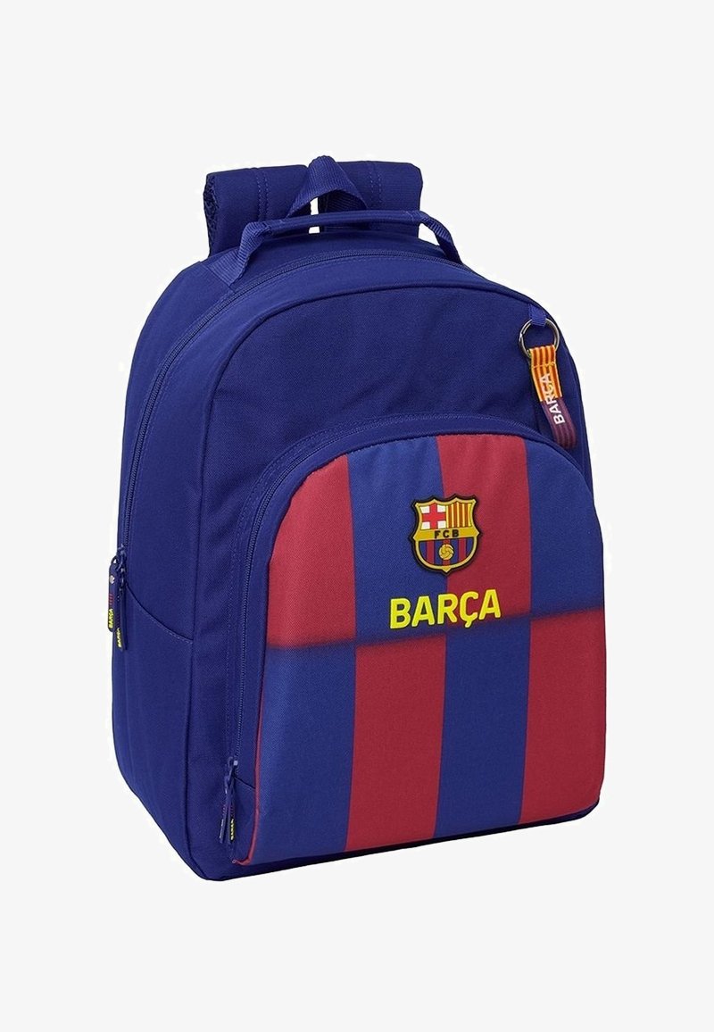 Niebiesko-czerwony plecak w paski z herbem FC Barcelona i żółtym napisem "BARÇA" na przedniej kieszeni, z wieloma zamkami błyskawicznymi i wyściełanymi paskami.