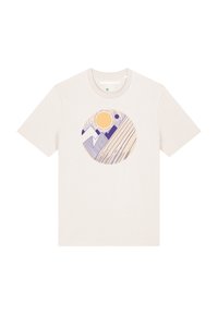 T-shirt en coton beige avec un design graphique circulaire représentant un soleil jaune et des formes de montagnes violettes, accentué par des lignes diagonales de différentes couleurs.