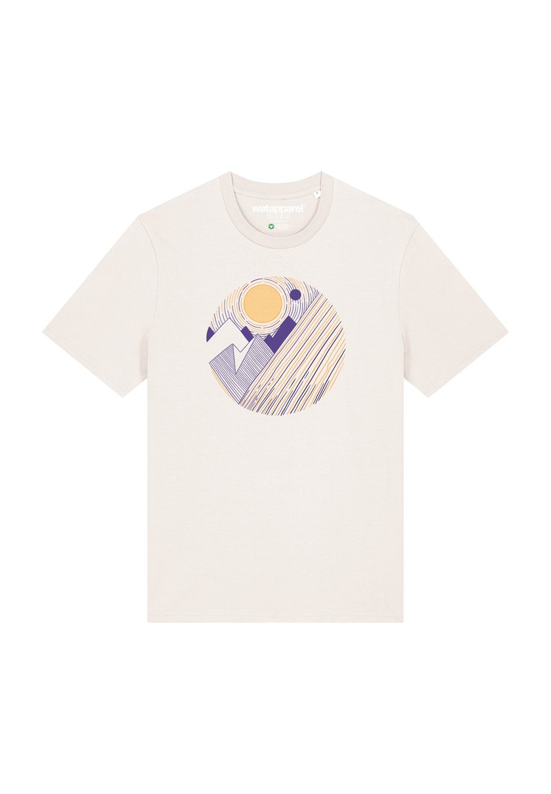 T-shirt en coton beige avec un design graphique circulaire représentant un soleil jaune et des formes de montagnes violettes, accentué par des lignes diagonales de différentes couleurs.