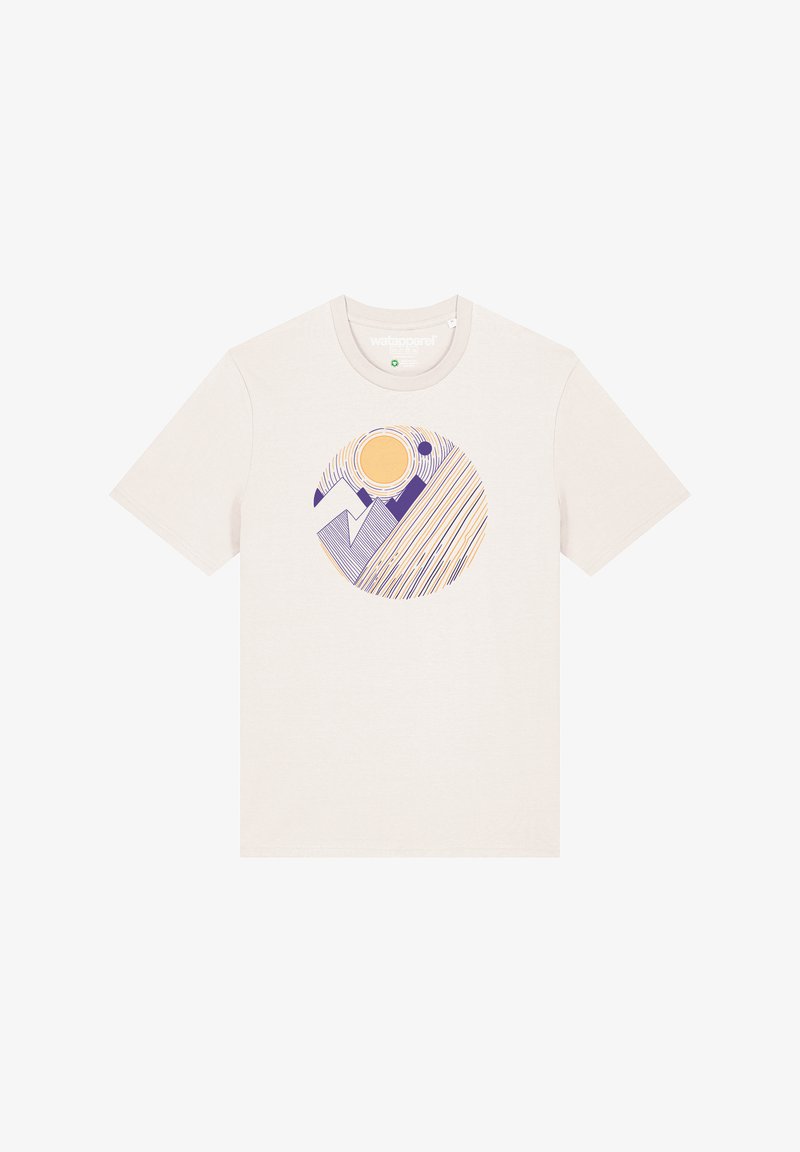 T-shirt en coton beige avec un design graphique circulaire représentant un soleil jaune et des formes de montagnes violettes, accentué par des lignes diagonales de différentes couleurs.