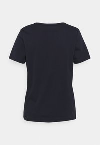 En enkel mörk marinblå t-shirt med kort ärm, sedd bakifrån, med rund halsringning och enkel söm.