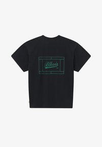 Μαύρο βαμβακερό μπλουζάκι με κοντά μανίκια, με ορθογώνιο περίγραμμα σε τιρκουάζ και το κείμενο "Blkvis 13" στο κέντρο της πλάτης.