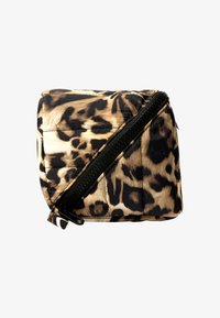 Saszetka w cętki z miękkiego, teksturowanego materiału, z czarnym zamkiem błyskawicznym i pikowanym wzorem. Kompaktowy, kwadratowy kształt.