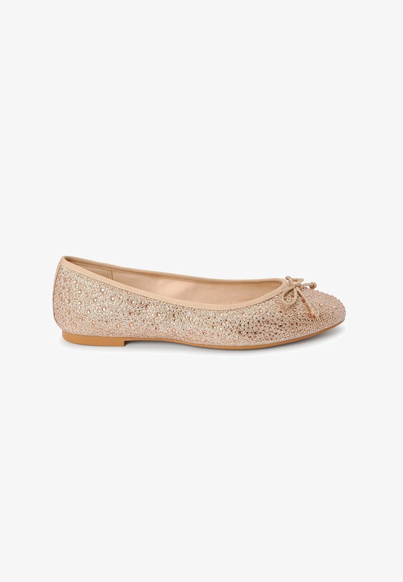 Ballerine beige pailletée avec un bout rond, ornée d'un petit nœud à l'avant et d'une semelle lisse, adaptée aux occasions décontractées ou habillées.