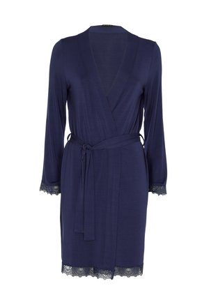 Accappatoio avvolgente blu navy con maniche lunghe, cintura attaccata annodata in vita e rifinitura in pizzo su polsini e orlo.