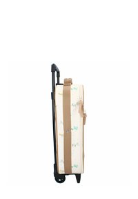 Valise à roulettes en tissu beige avec un motif de poissons, sangles en cuir tan et poignée noire. Elle dispose de deux roues et d'une fermeture zippée.