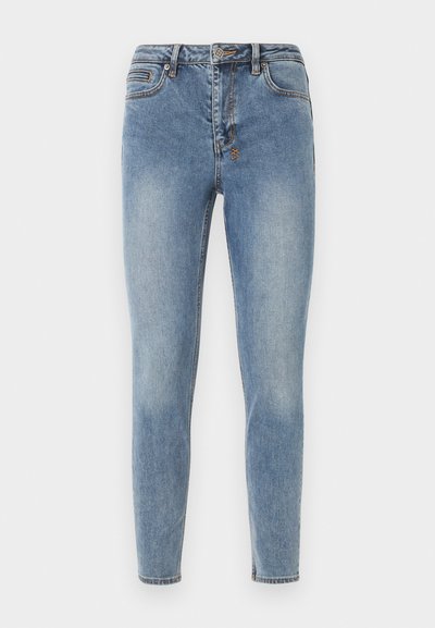 Φόρμα στενά τζιν σε ξεθωριασμένο μπλε χρώμα με μπροστινές τσέπες, θηλιές για ζώνη και κλείσιμο με κουμπί.