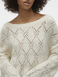 Pull crème décolleté avec un motif en maille ouverte mettant en valeur des formes de diamant, un col en côte texturé et des manches amples.