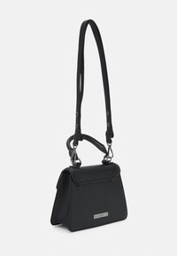 Borsa nera con un design strutturato e angolare. Realizzata in materiale testurizzato, presenta una chiusura a patta, doppi manici e dettagli in metallo argentato.
