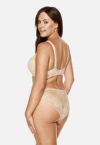 Koronkowy zestaw biustonosza i majtek w kolorze nude, z kwiatowym wzorem koronkowym, regulowanymi ramiączkami oraz bawełnianą podszewką dla komfortu.