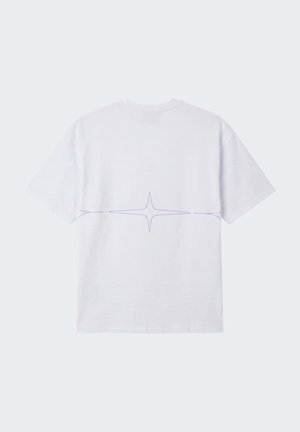 Witte T-shirt met korte mouwen en een subtiel, dun paars lijnontwerp in de vorm van een ster over de achterkant.