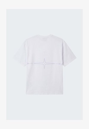 T-shirt blanc à manches courtes avec un design subtil et fin de lignes violettes en forme d'étoiles traversant le dos.