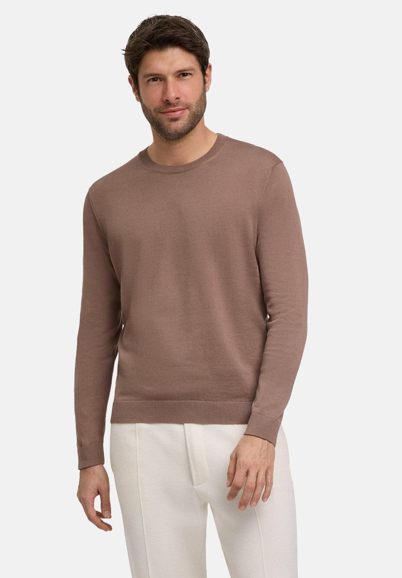 Brauner Strickpullover mit rundem Halsausschnitt und langen Ärmeln. Verfügt über eine strukturierte Oberfläche, gerippte Bündchen und einen Saum. Kombination mit hellen Hosen.
