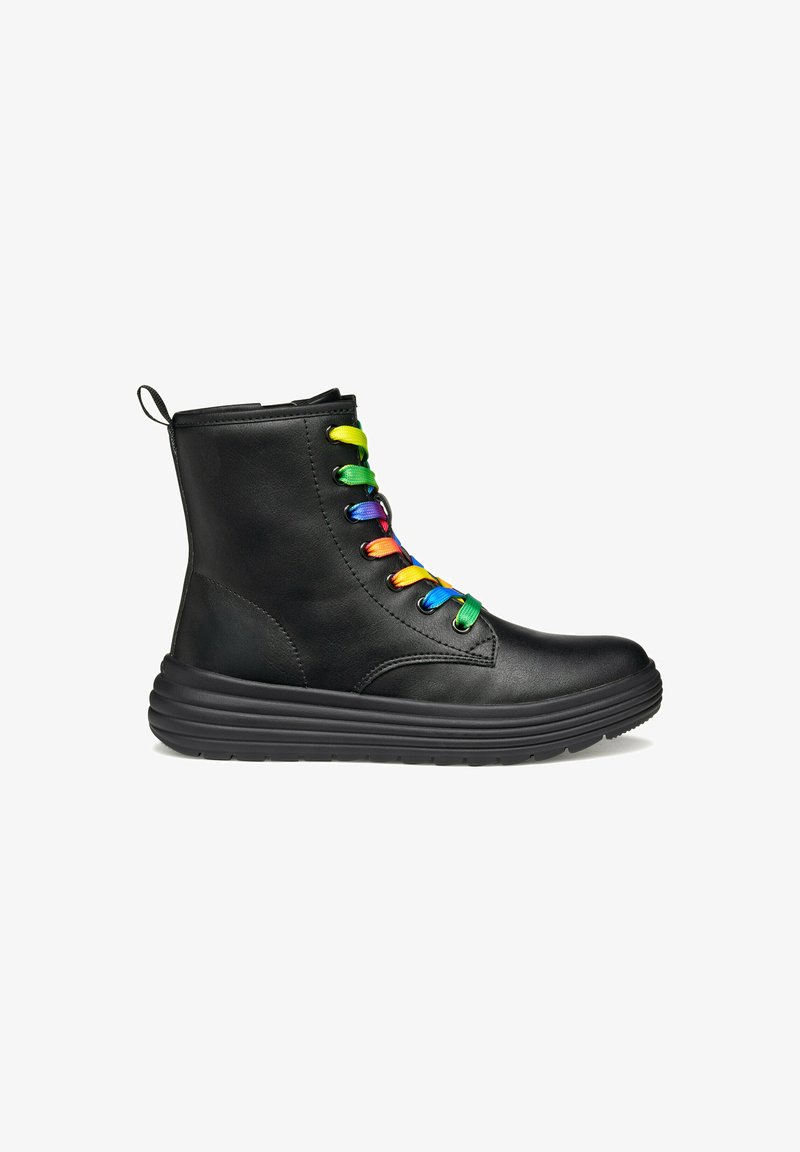 Botas de cuero negro hasta el tobillo con punta redonda, con un colorido diseño de cordones en forma de arcoíris y una suela de goma gruesa.