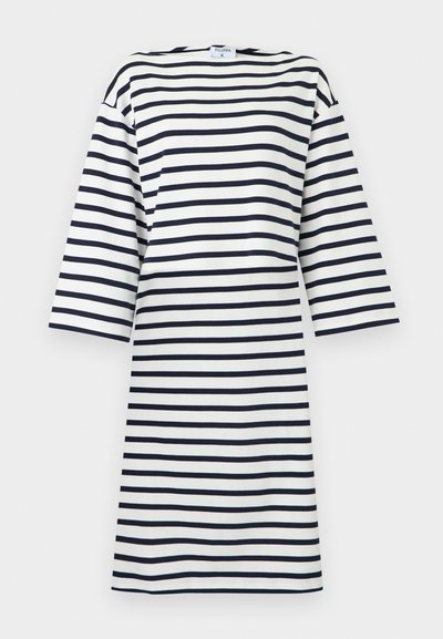 Λευκό φόρεμα μέχρι το γόνατο με μαύρες οριζόντιες ρίγες και μανίκια τριών τετάρτων, με ετικέτα Filippa K στον γιακά.