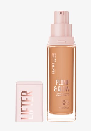 Transparent flaske med pumpe, der indeholder lys brun flydende foundation mærket "Plump & Glow SPF 15." Pink låg med teksten "LIFTER".