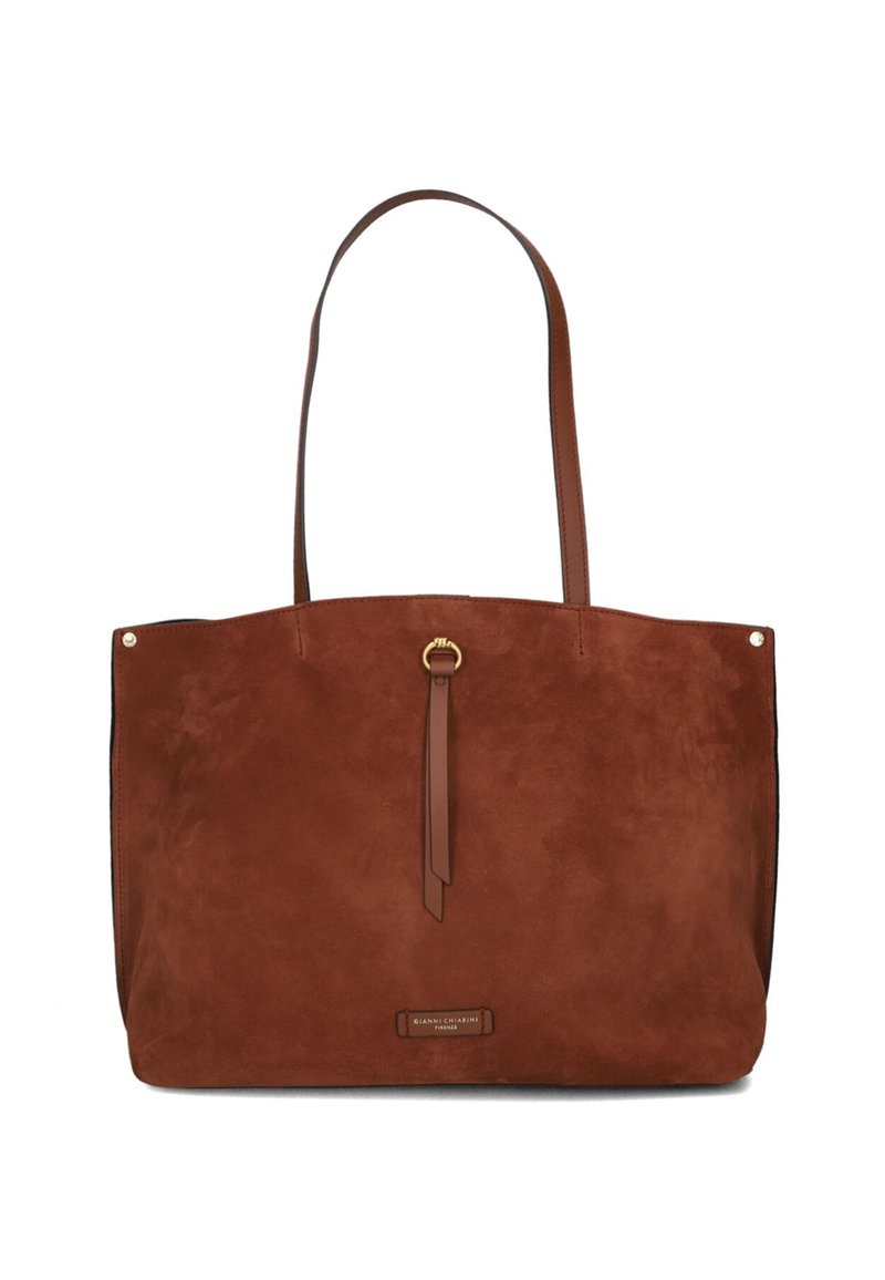 Borsa tote in suede marrone con lunghe maniglie in pelle, dalla forma rettangolare semplice e un accento in metallo dorato sul davanti. Superficie testurizzata.