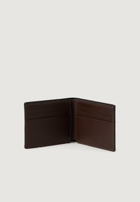 Portofel bifold din piele maro deschis, care arată șase sloturi pentru carduri și cusături simple pe un fundal simplu deschis.