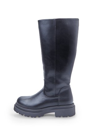 Czarne skórzane buty za kolano z grubą podeszwą o wyraźnym bieżniku i zaokrąglonym czubkiem, widok z boku na białym tle.