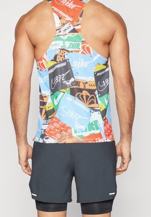Mężczyzna noszący kolorową koszulkę Nike racerback z logo oraz czarne, warstwowe spodenki do biegania, pokazany od tyłu.