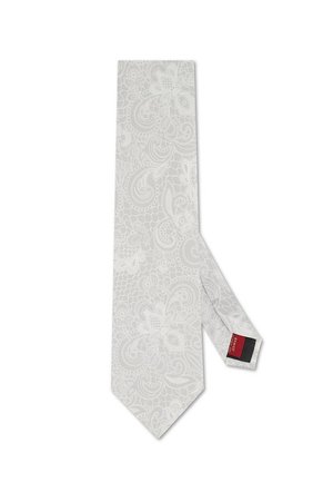 Biała krawatka z misternymi wzorami paisley i kwiatowymi w jasnoszarym kolorze, z wąskim końcem z czerwoną i czarną metką.