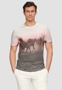 T-shirt avec un graphisme de cheval, dégradé de couleur passant de rose clair à gris, manches courtes, col rond et coupe décontractée.
