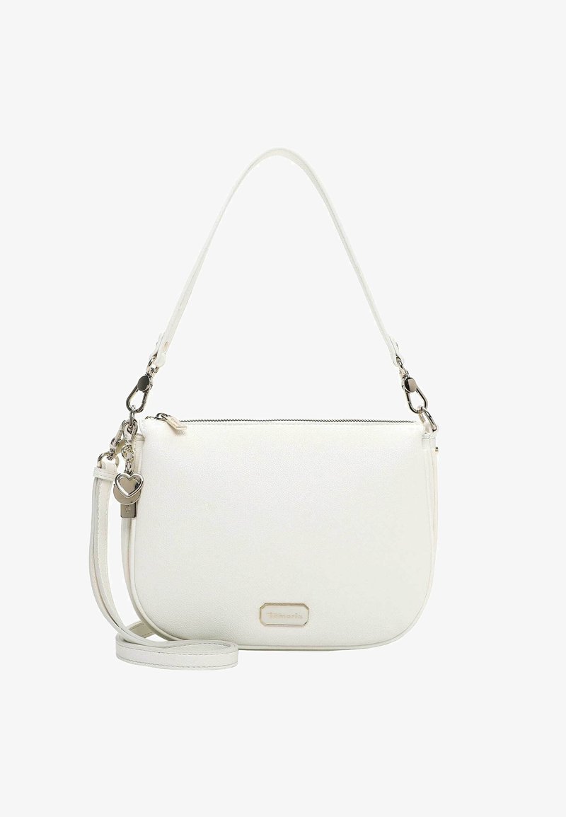 Sac bandoulière blanc en similicuir avec une fermeture éclair, des accessoires argentés et une bandoulière réglable. Comprend un pendentif en forme de cœur.