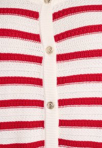 Weißer Strickstoff mit horizontalen roten Streifen und goldenen Knöpfen mit Ankerdesigns.