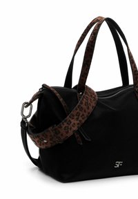 Juoda odinė rankinė su leopardų atspaudų diržais, sidabro spalvos užtrauktuku ir mažas sidabro logotipas ant priekio.