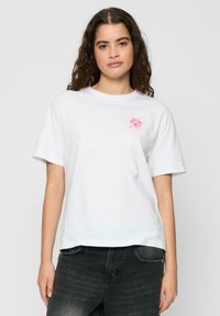 Tricou alb din bumbac, cu mânecă scurtă și un grafic floral roz pe partea stângă a pieptului. Textură moale cu un croi lejer.