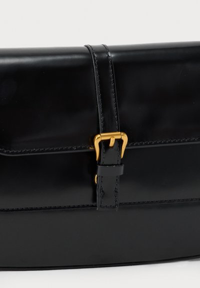 Μαύρο λείο δερμάτινο τσαντάκι χειρός με λεπτό λουράκι και κούμπωμα με χρυσή αγκράφα στο κέντρο του εμπρόσθιου καπακιού.